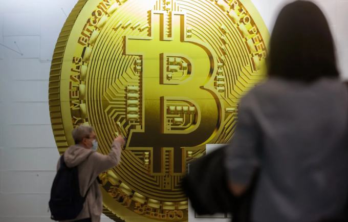 Một biển quảng cáo Bitcoin. Ảnh: Bloomberg