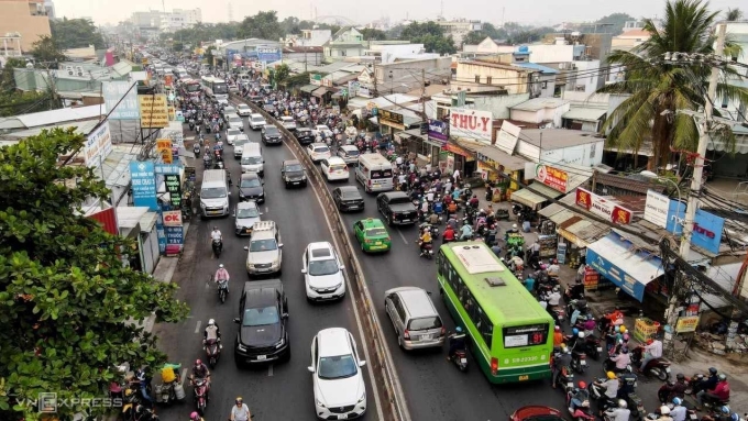 Kẹt xe trên quốc lộ 13, hướng vào trung tâm TP HCM. Ảnh: Gia Minh