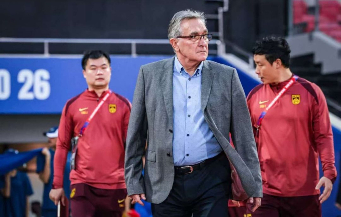 HLV Branko Ivankovic trong trận Trung Quốc thắng Bahrain 1-0 hôm 14/11. Ảnh: Instagram/Branko Ivankovic