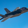 Tiêm kích F-35 bay trên căn cứ không quân Edwards ở bang California, Mỹ tháng 5/2023. Ảnh: USAF
