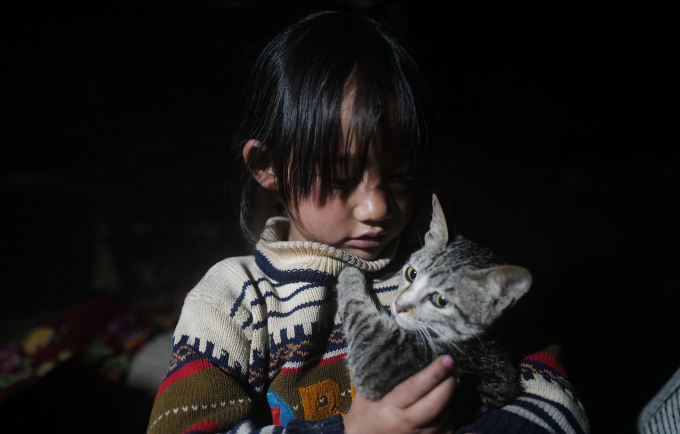 Em bé người Hà Nhì ở miền núi phía Bắc trong giá rét 0 độ C năm 2022. Ảnh: Ngọc Thành