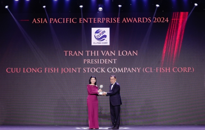 Bà Vân Loan nhận kỷ niệm chương  dành cho Doanh nhân xuất sắc châu Á, ngày 3/10. Ảnh: CL-Fish