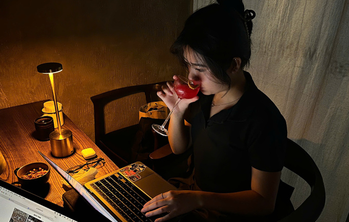 Ngọc Ánh, 25 tuổi, ở Hà Nội thường xuyên ghé tới quán hidden bar ở quận Tây Hồ, Hà Nội để xuyên đêm làm việc, 00h, ngày 13/11. Ảnh: Thanh Nga
