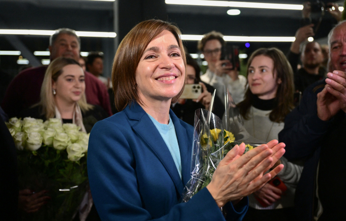 Tổng thống Moldova Maia Sandu ăn mừng với người ủng hộ tại Chisinau ngày 3/11. Ảnh: AFP