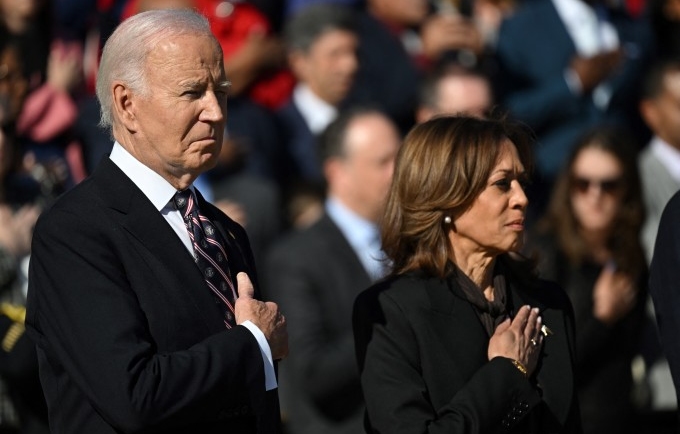 Tổng thống Joe Biden và Phó tổng thống Kamala Harris tại lễ đặt hoa tưởng niệm ở Nghĩa trang Quốc gia Arlington, bang Virginia ngày 11/11. Ảnh: AFP