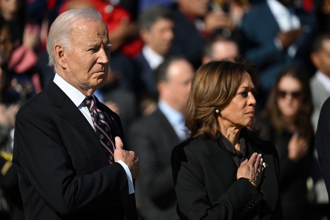 Tổng thống Joe Biden và Phó tổng thống Kamala Harris tại lễ đặt hoa tưởng niệm ở Nghĩa trang Quốc gia Arlington, bang Virginia ngày 11/11. Ảnh: AFP