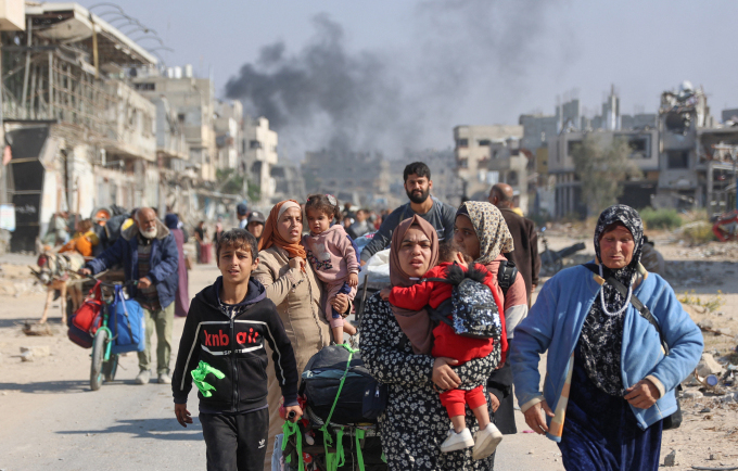 Người dân Palestine di tản từ khu tị nạn Beit Hanoun về Jabalia ở miền bắc Gaza ngày 12/11. Ảnh: AFP