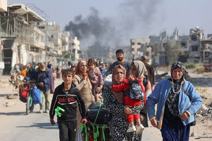 Người dân Palestine di tản từ khu tị nạn Beit Hanoun về Jabalia ở miền bắc Gaza ngày 12/11. Ảnh: AFP