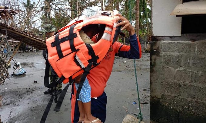 Lực lượng cứu hộ hỗ trợ sơ tán tại thị trấn Buguey, tỉnh Cagayan, Philippines, trước khi siêu bão Usagi đổ bộ ngày 14/11. Ảnh: AFP