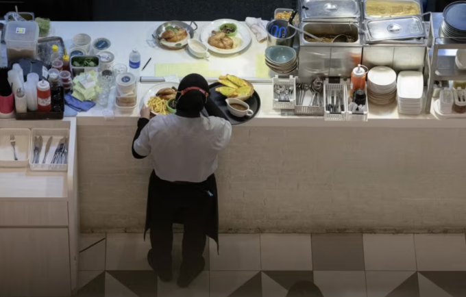 Nhiều lao động trẻ Singapore thờ ơ với công việc phục vụ bởi lương thấp và muốn tăng trải nghiệm mới. Ảnh: CNA/Ili Nadhirah Mansor