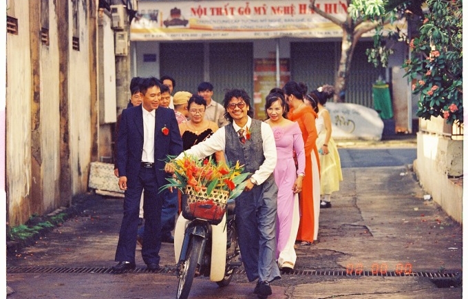 Tuấn Anh (mặc vest xám), 32 tuổi, quê Hà Tĩnh cùng gia đình đang trên đường đi bộ qua nhà gái, ngày 2/11/2024. Ảnh: Nhân vật cung cấp