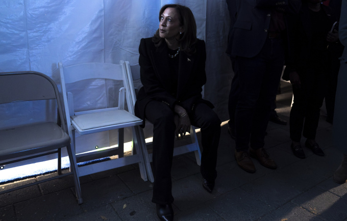 Ứng viên đảng Dân chủ Kamala Harris ngồi ở cánh gà trước khi lên sân khấu vận động tranh cử ở Philadelphia, bang Pennsylvania ngày 4/11. Ảnh: AP