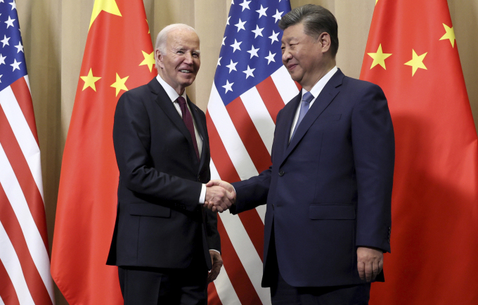 Tổng thống Mỹ Joe Biden (trái) và Chủ tịch Trung Quốc Tập Cận Bình tại cuộc gặp ở Lima, Peru ngày 16/11. Ảnh: AP