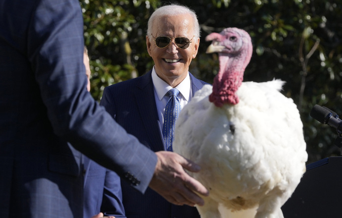 Ông Biden ân xá cho gà tây Peach ở vườn Nhà Trắng, ngày 25/11. Ảnh: AP