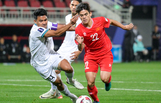 Asnawi Mangkualam (trái) tranh chấp với Khuất Văn Khang ở trận Indonesia thắng Việt Nam 1-0 tại vòng bảng Asian Cup 2023. Ảnh: AFC