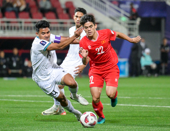 Asnawi Mangkualam (trái) tranh chấp với Khuất Văn Khang ở trận Indonesia thắng Việt Nam 1-0 tại vòng bảng Asian Cup 2023. Ảnh: AFC