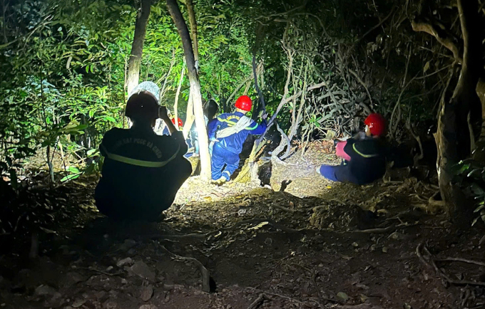 Lực lượng chức năng vượt dốc giải cứu hai nữ du khách. Ảnh: Công an cung cấp