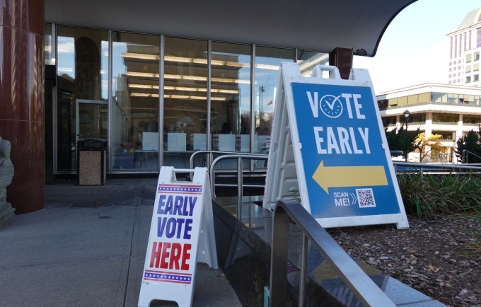 Điểm bỏ phiếu sớm dành cho cử tri hạt Milwaukee tại tòa thị chính vào ngày 2/11. Ảnh: Thanh Danh