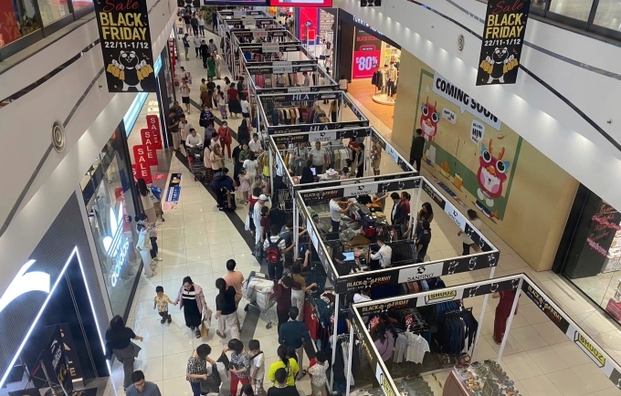 Người dân đến trung tâm thương mại săn đồ sale dịp Black Friday, hôm 24/11. Ảnh: Aeon Mall Long Biên