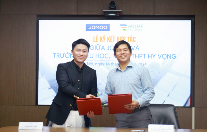 Ông Henry Zou, Giám đốc Jomoo Việt Nam và ông Hoàng Quốc Quyền, Giám đốc Trường Hy Vọng ký kết biên bản hợp tác tài trợ trang thiết bị vệ sinh cho công trình Trường Hy Vọng, tại Trụ sở chính của FPT chiều 14/11. Ảnh: Phan Dương