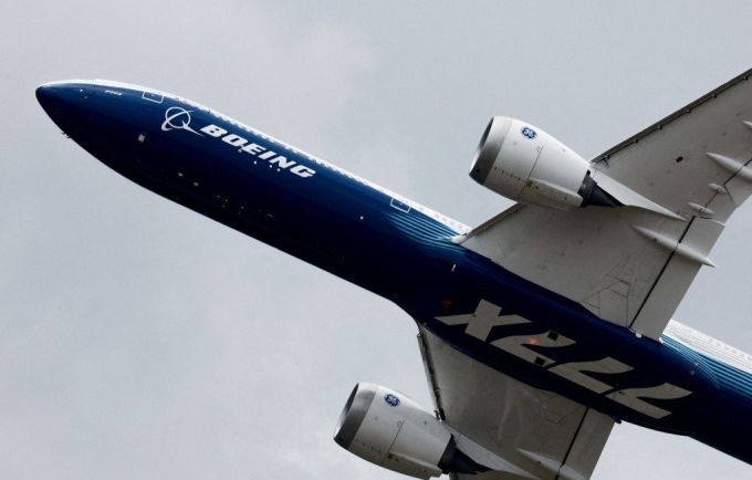 Một chiếc Boeing 777 trình diễn tại Triển lãm Hàng không Quốc tế Paris năm 2023. Ảnh: Reuters