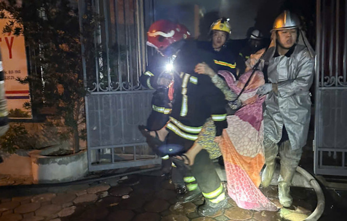 Cụ ông, cụ bà được đưa ra khỏi đám cháy rạng sáng 4/11. Ảnh: CACC
