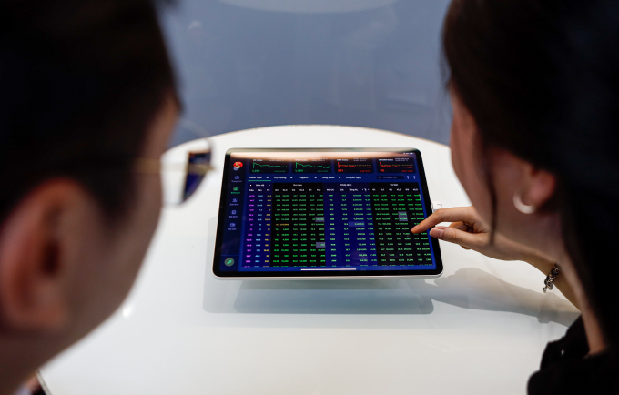 Nhà đầu tư đang theo dõi bảng giá tại một công ty chứng khoán ở quận 1 (TP HCM), tháng 10/2024. Ảnh: An Khương