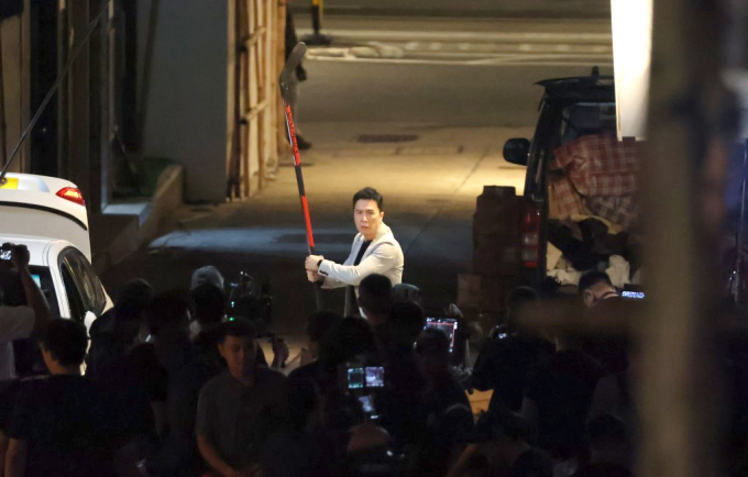 Hậu trường Chân Tử Đan đóng The Prosecutor. Ảnh: Mtime