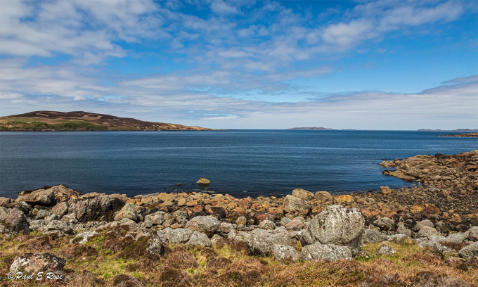 Đảo Gruinard (trái) được chụp với khoảng cách an toàn từ vùng Inner Hebrides, phía tây Scotland. Ảnh: PaulR1800/Flickr