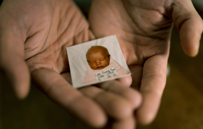 Ảnh chụp Robert Calabretta trước khi bị gửi sang Mỹ làm con nuôi. Ảnh: AP