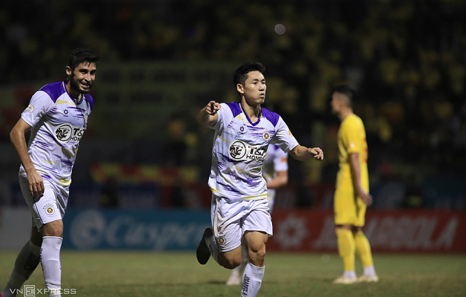 Nguyễn Hai Long ăn mừng khi giúp Hà Nội FC gỡ hòa 1-1 trên sân Thanh Hóa phút bù giờ ngày 3/11.