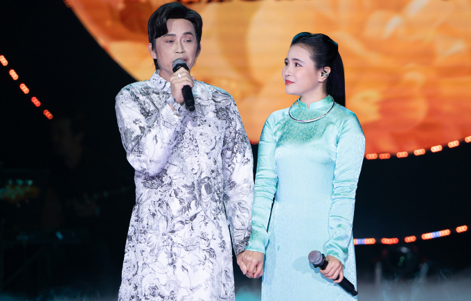 Hoài Linh động viên Quỳnh Trang cố gắng giữ lửa đam mê ca hát như mẹ nuôi từng chỉ dạy. Ảnh: Thành Trung