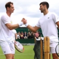 Djokovic (phải) trong một trận đấu tập với Murray trước thềm Wimbledon 2024. Ảnh: Reuters