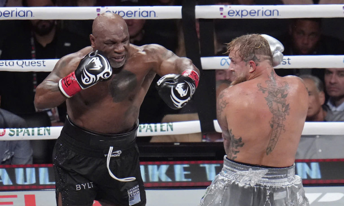 Mike Tyson (trái) trong trận đánh với Jake Paul ở sân AT&T, thành phố Arlington, bang Texas, Mỹ, tối 15/11/2024. Ảnh: AP