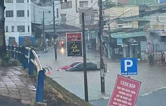 Ôtô bị ngập nước trên đường Lê Văn Tám. Ảnh: Hoài Thanh
