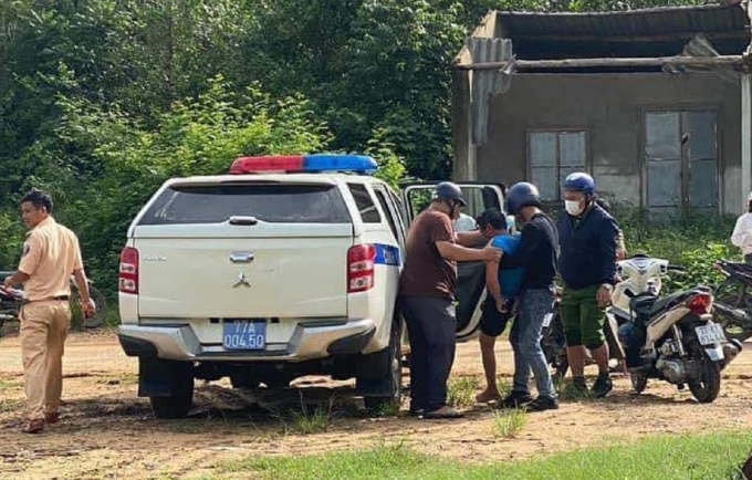 Ông Đức bị cảnh sát bắt gần nơi gây án, ngày 12/10. Ảnh: Người dân cung cấp