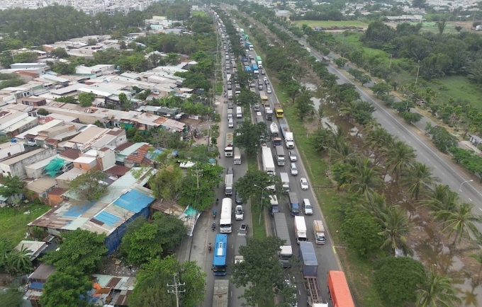 Hàng ngàn ôtô, xe container xếp hàng dài do ùn tắc trên đại lộ Nguyễn Văn Linh. Ảnh: Quỳnh Trần