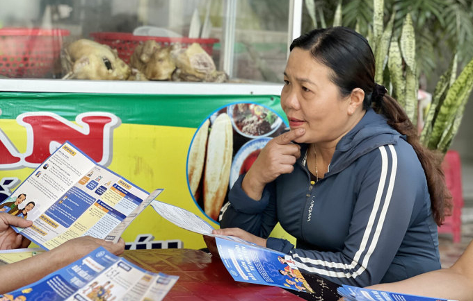 Người lao động tự do nghe tư vấn chính sách BHXH tự nguyện. Ảnh: Hồng Chiêu