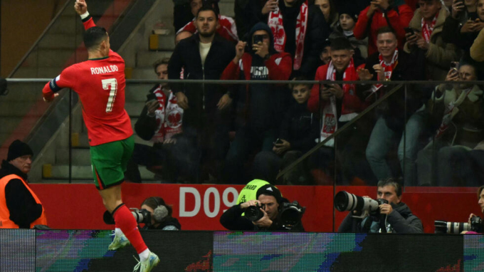 Ronaldo mừng bàn cho Bồ Đào Nha trước Ba Lan trên sân Kazimierz Gorski ở Warsaw, Ba Lan tối 12/10/2024. Ảnh: France24