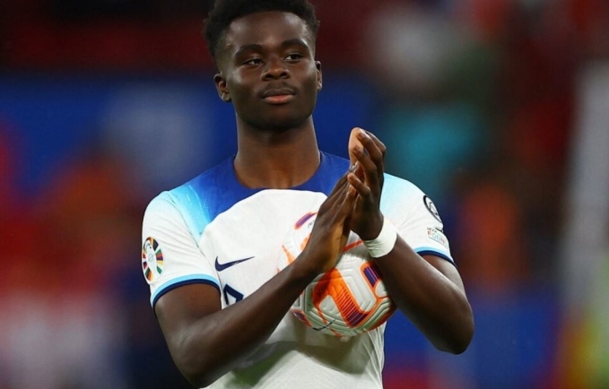 Bukayo Saka cầm bóng sau khi lập hat-trick trong trận Anh thắng Bắc Macedonia 7-0 ở vòng loại Euro 2024 ngày 19/6/2023. Ảnh: Reuters