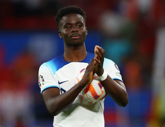 Bukayo Saka cầm bóng sau khi lập hat-trick trong trận Anh thắng Bắc Macedonia 7-0 ở vòng loại Euro 2024 ngày 19/6/2023. Ảnh: Reuters