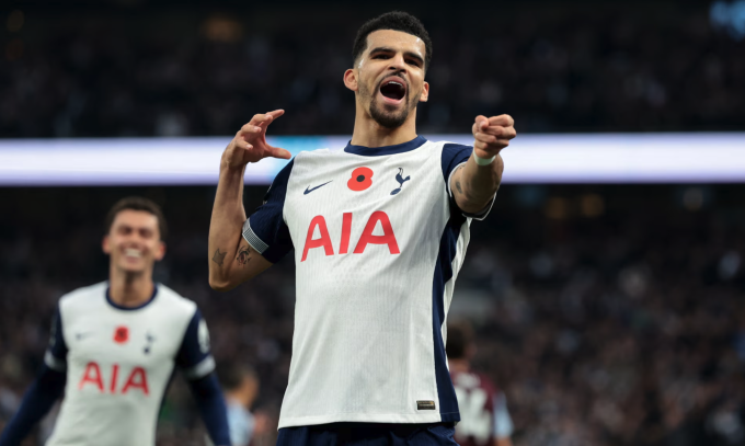 Solanke chia vui với khán giả sau khi nâng tỷ số lên 2-1 cho Tottenham. Ảnh: Reuters