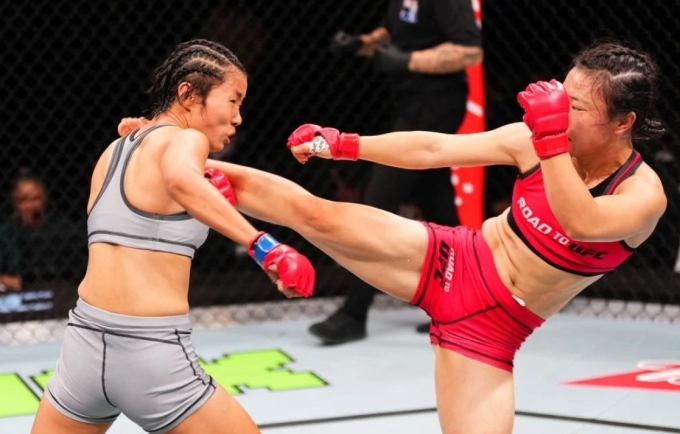 Ming Shi (đồ thi đấu màu đỏ) tung đòn đá tầm cao khiến Xiaocan Feng bất tỉnh. Ảnh: Zuffa LLC