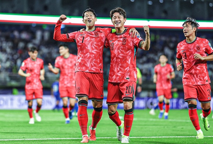 Son Heung-min (số 7) ghi bàn trên chấm phạt đền giúp Hàn Quốc thắng Kuwait 3-1, ở vòng loại ba World Cup 2026 - khu vực châu Á. Ảnh: KFA