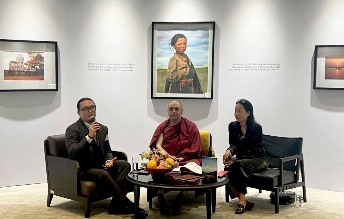 Nhà sư, học giả Phật giáo Tenzin Priyadarshi Rinpoche (ngồi giữa). Ảnh: Tam Sơn