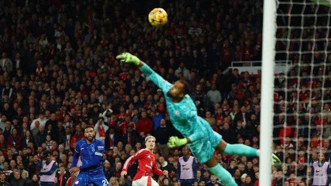 Garnacho (áo đỏ) dứt điểm trong trận Man Utd hòa Chelsea 1-1 ở vòng 10 Ngoại hạng Anh trên sân Old Trafford, Manchetser ngày 3/11/2024. Ảnh: Reuters