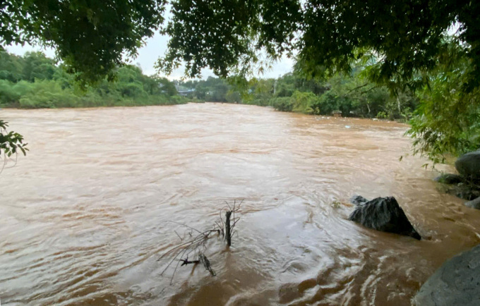 Đoạn sông nơi thanh niên bị nước cuốn mất tích. Ảnh: Hoài Thanh