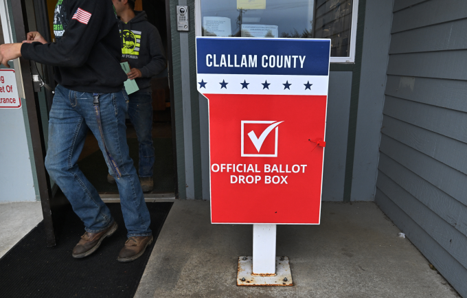 Thùng bỏ phiếu ở Forks, đông nam hạt Clallam, bang Washington, Mỹ, tháng 10. Ảnh: AFP
