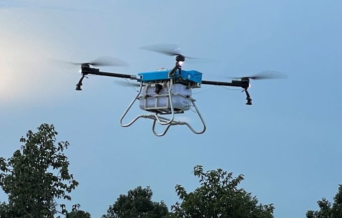 Máy bay không người lái phun thuốc trừ sâu do giảng viên và sinh viên Đại học Sư phạm Kỹ thuật TP HCM chế tạo, tháng 10/2023. Ảnh: Hà An