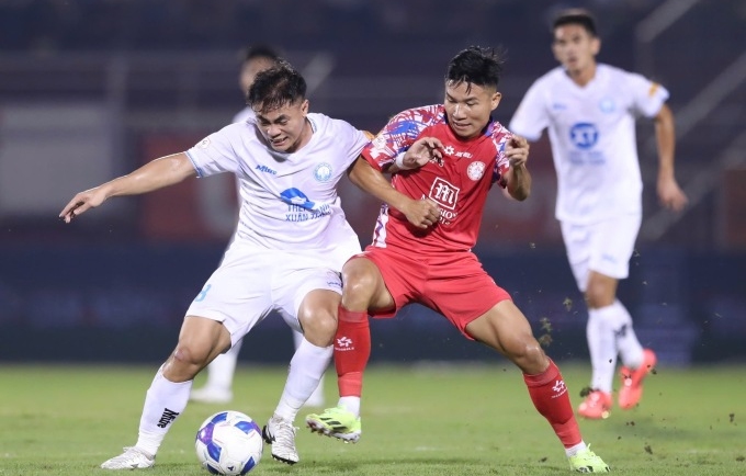 Lý Công Hoàng Anh (trái) kiến tạo cả ba bàn giúp Nam Định thắng CLB TP HCM 3-0 ở vòng bảy V-League 2024-2025. Ảnh: Lâm Thỏa